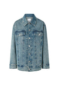 Hellblaue Jeansjacke mit klassischem Design, zwei Brusttaschen, silbernen Knöpfen und einer leicht abgenutzten Textur.
