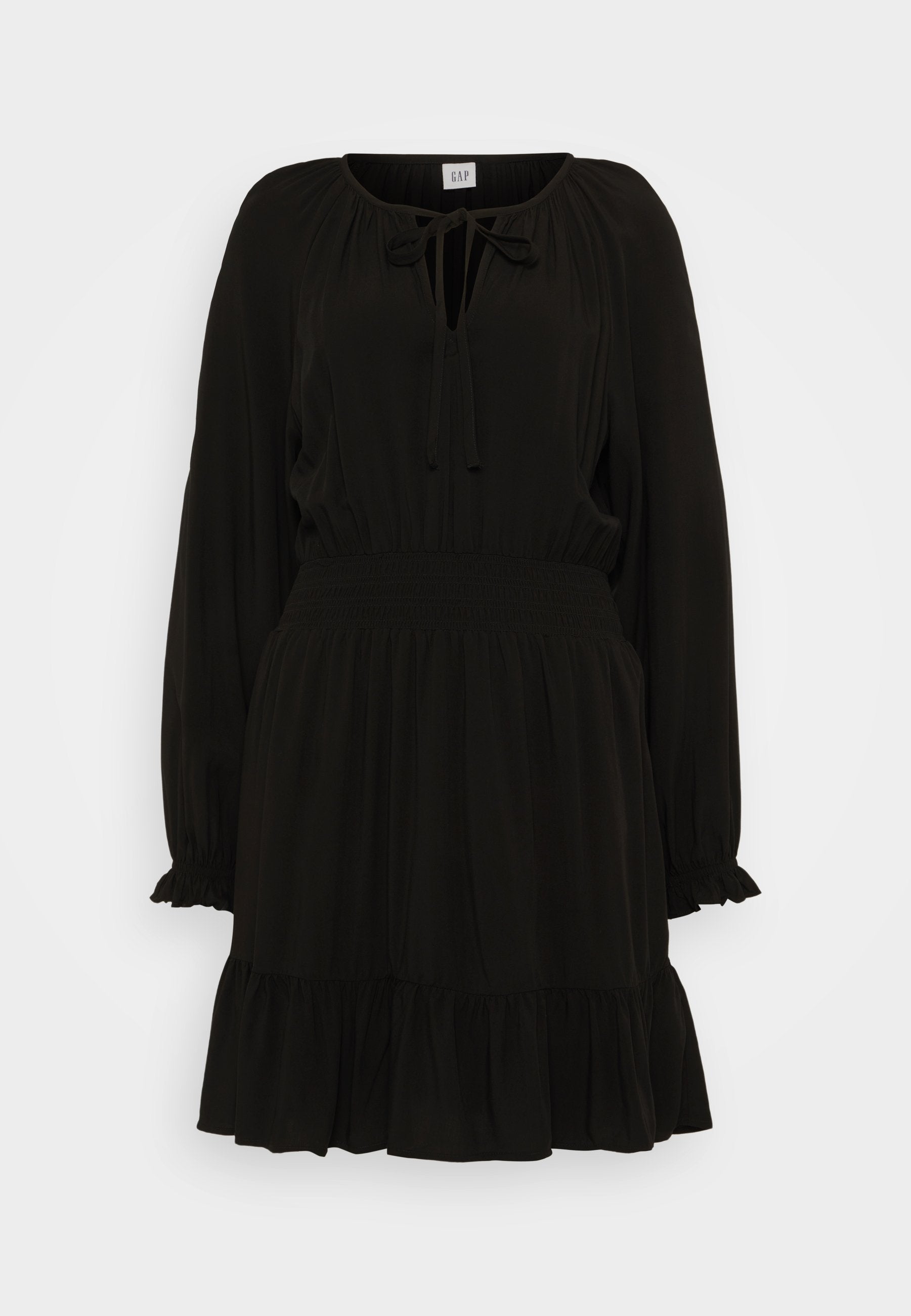 Schwarzes langärmliges Kleid mit gebundenem Ausschnitt, geraffter Taille und volanthen Saum. Glattes, leichtes Material mit fließender Silhouette.