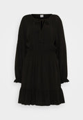 Schwarzes langärmliges Kleid mit gebundenem Ausschnitt, geraffter Taille und volanthen Saum. Glattes, leichtes Material mit fließender Silhouette.