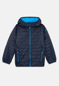 Navy Pufferjacke mit Kapuze. Hat ein hellblaues Innenfutter, einen Frontreißverschluss und zwei seitliche Reißverschlusstaschen. Texturiertes, gepolstertes Material.