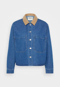 Jeansjacke mit einem hellbraunen Cordkragen, silbernen Knöpfen, zwei Vorderaschen und einer lockeren Passform. Blaue Stoff mit einer glatten Textur.
