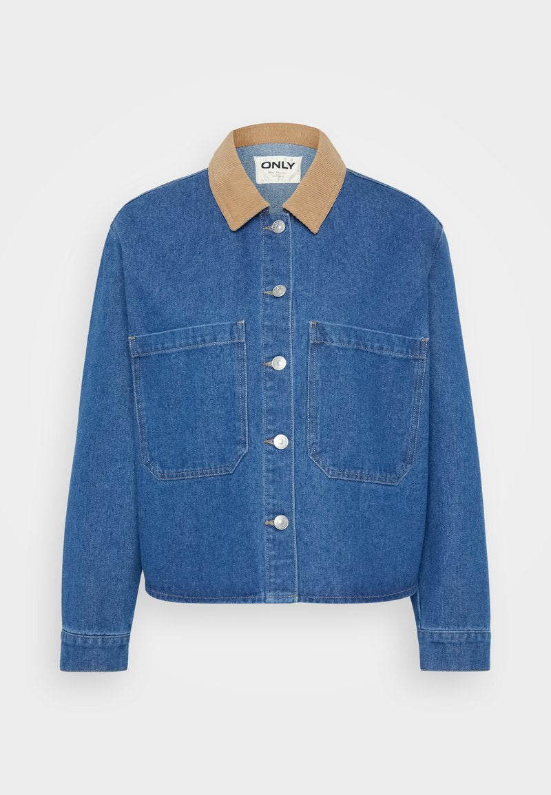 Jeansjacke mit einem hellbraunen Cordkragen, silbernen Knöpfen, zwei Vorderaschen und einer lockeren Passform. Blaue Stoff mit einer glatten Textur.
