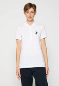 Weißes Poloshirt mit einer Dreiknopf-Leiste und kurzen Ärmeln. Mit einem schwarzen Logo auf der linken Brust. Aus leichtem Baumwollstoff.
