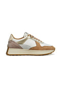 Sneaker aus einer Mischung von Materialien: weißem Leder, braunem Wildleder und metallischen Akzenten. Rundliche Form mit einer strukturierten, gepolsterten Sohle.