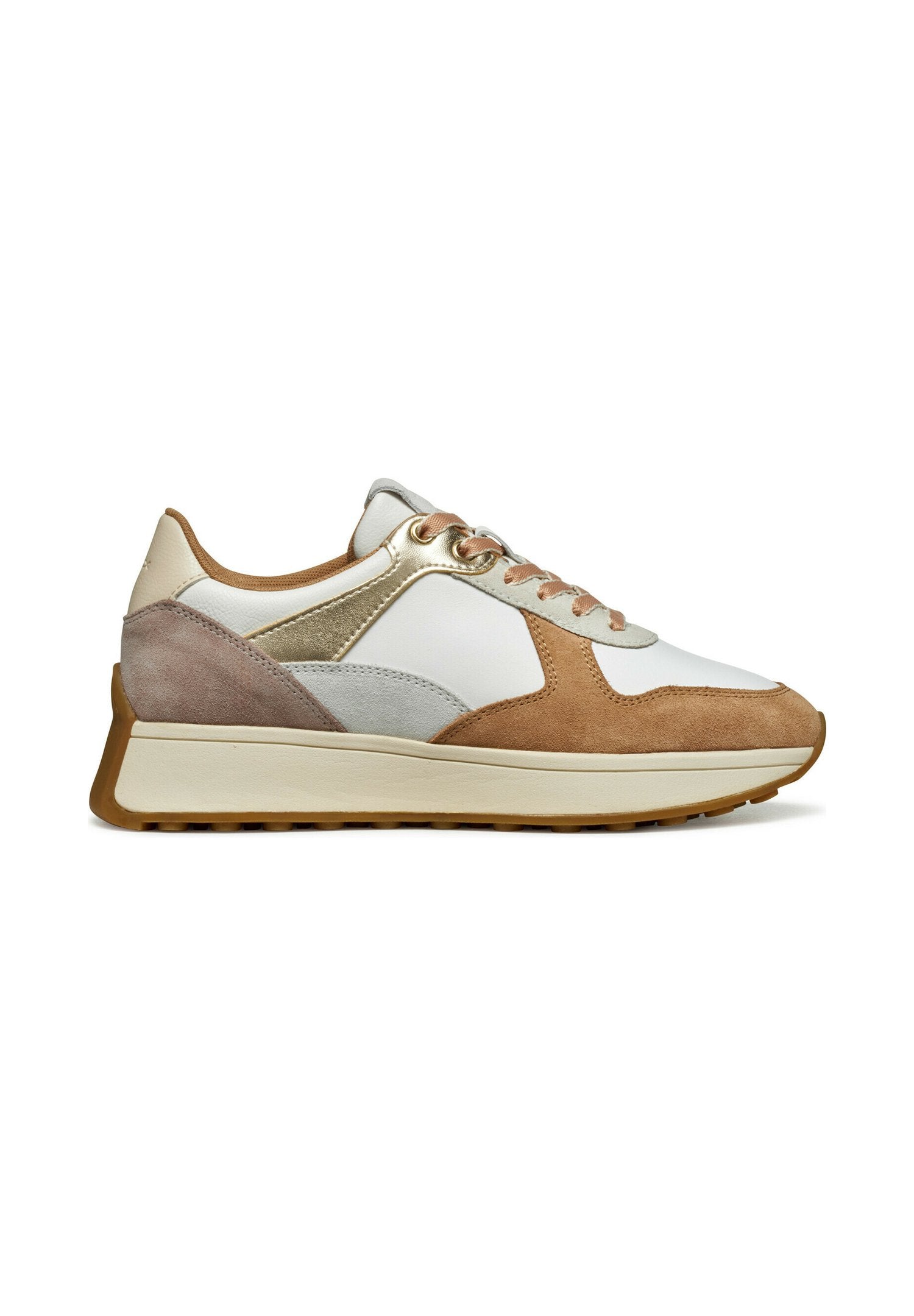Sneaker aus einer Mischung von Materialien: weißem Leder, braunem Wildleder und metallischen Akzenten. Rundliche Form mit einer strukturierten, gepolsterten Sohle.
