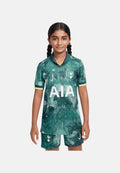 Grünes und blaues Fußballtrikot mit einem strukturierten Muster, bestehend aus einem kurzärmeligen Hemd mit "AIA" in Weiß und Shorts mit Logodetail.