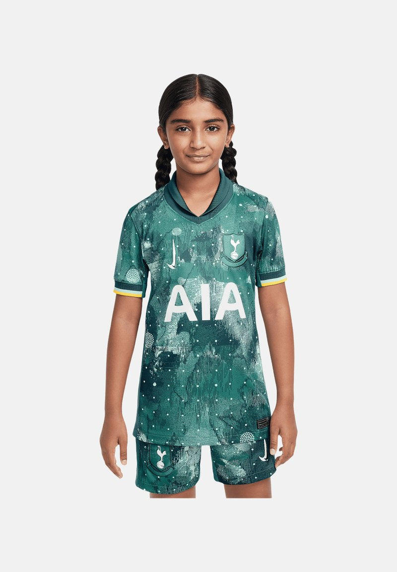 Grünes und blaues Fußballtrikot mit einem strukturierten Muster, bestehend aus einem kurzärmeligen Hemd mit "AIA" in Weiß und Shorts mit Logodetail.