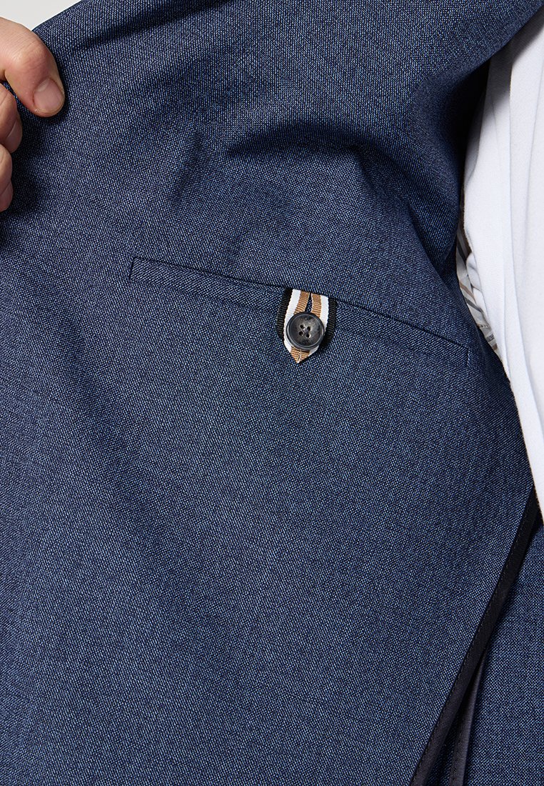 BOSS HUGE SLIM FIT