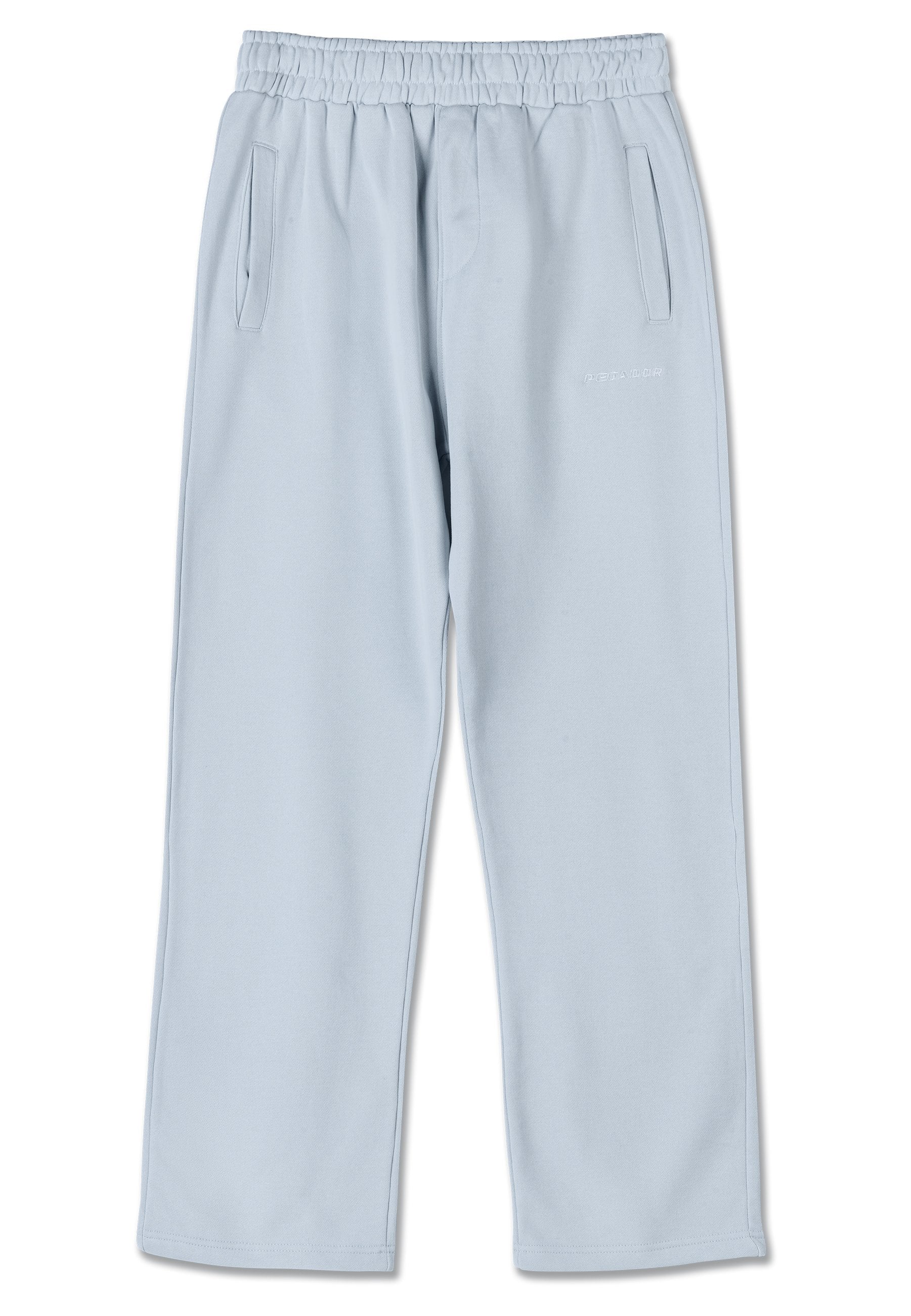 Hellblaue Sweatpants mit elastischem Bund, Seitentaschen und geradem Bein. Weicher Stoff mit dezentem Branding.