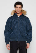 Marineblaue Bomberjacke mit pelzbesetzter Kapuze, orangefarbener Innenfütterung, Reißverschlusstaschen sowie gerippten Bündchen und Saum. Glattes, leichtes Gewebe.
