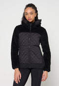 Schwarze Jacke mit Reißverschluss, gesteppter Vorderseite, samtiger Textur an den Ärmeln und Kapuze. Fleece-Material und gerippter Saum.