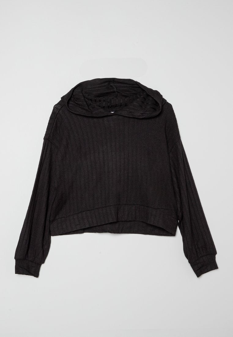 Schwarzer, gerippter, kurzer Pullover mit breitem, drapiertem Kragen und langen Ärmeln. Weiche Textur mit taillierter Passform und lockerer Körperform.