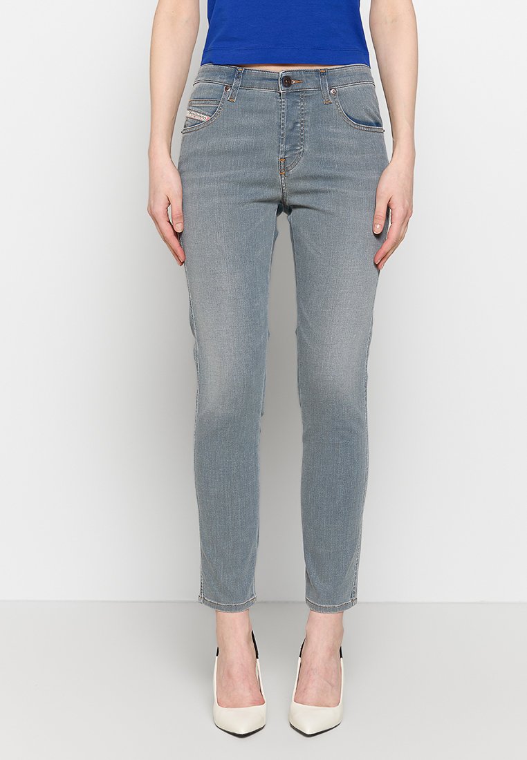 Hellblaue Skinny-Jeans aus Denim mit klassischem Fünf-Taschen-Design, dezenten Steppnähten und figurbetonter Silhouette.