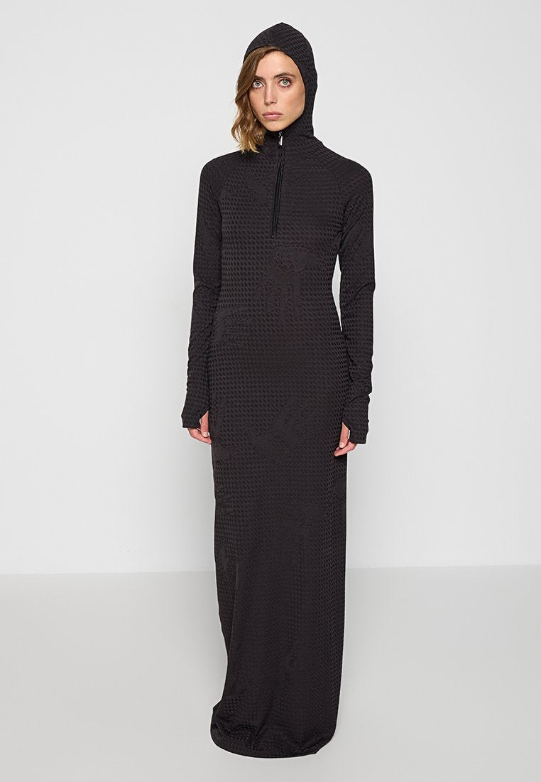 Schwarzes Kapuzenkleid mit langen Ärmeln, Reißverschluss am Hals und strukturiertem Muster. Vollständig geschnittenes Design mit figurbetontem Schnitt.