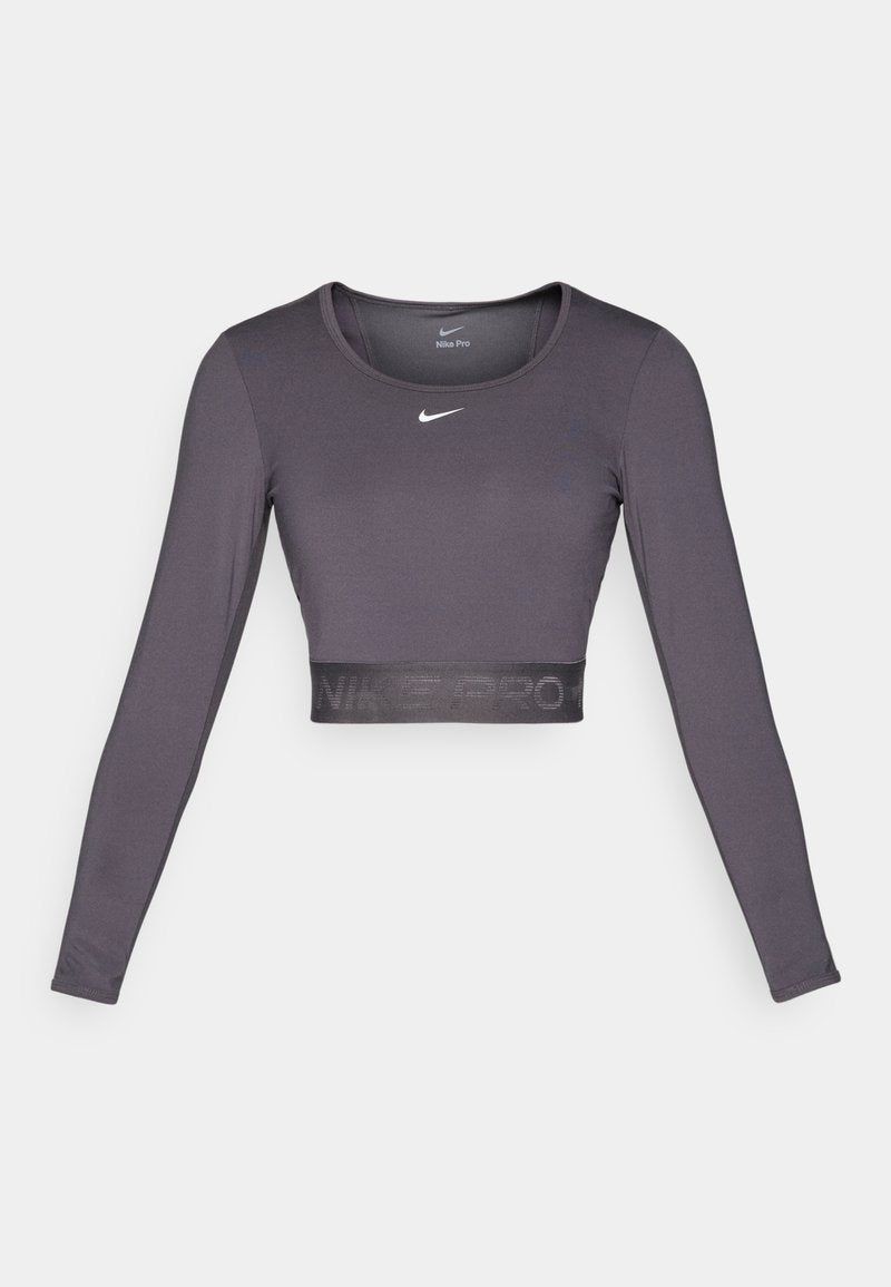 Dunkelgraues, langärmeliges, kurzes Sportoberteil mit Rundhalsausschnitt, Nike-Swoosh auf der Brust und "NIKE PRO"-Bunddetail.