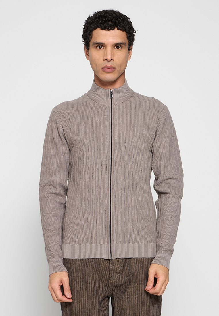 FULL ZIP RELIEF Media 1