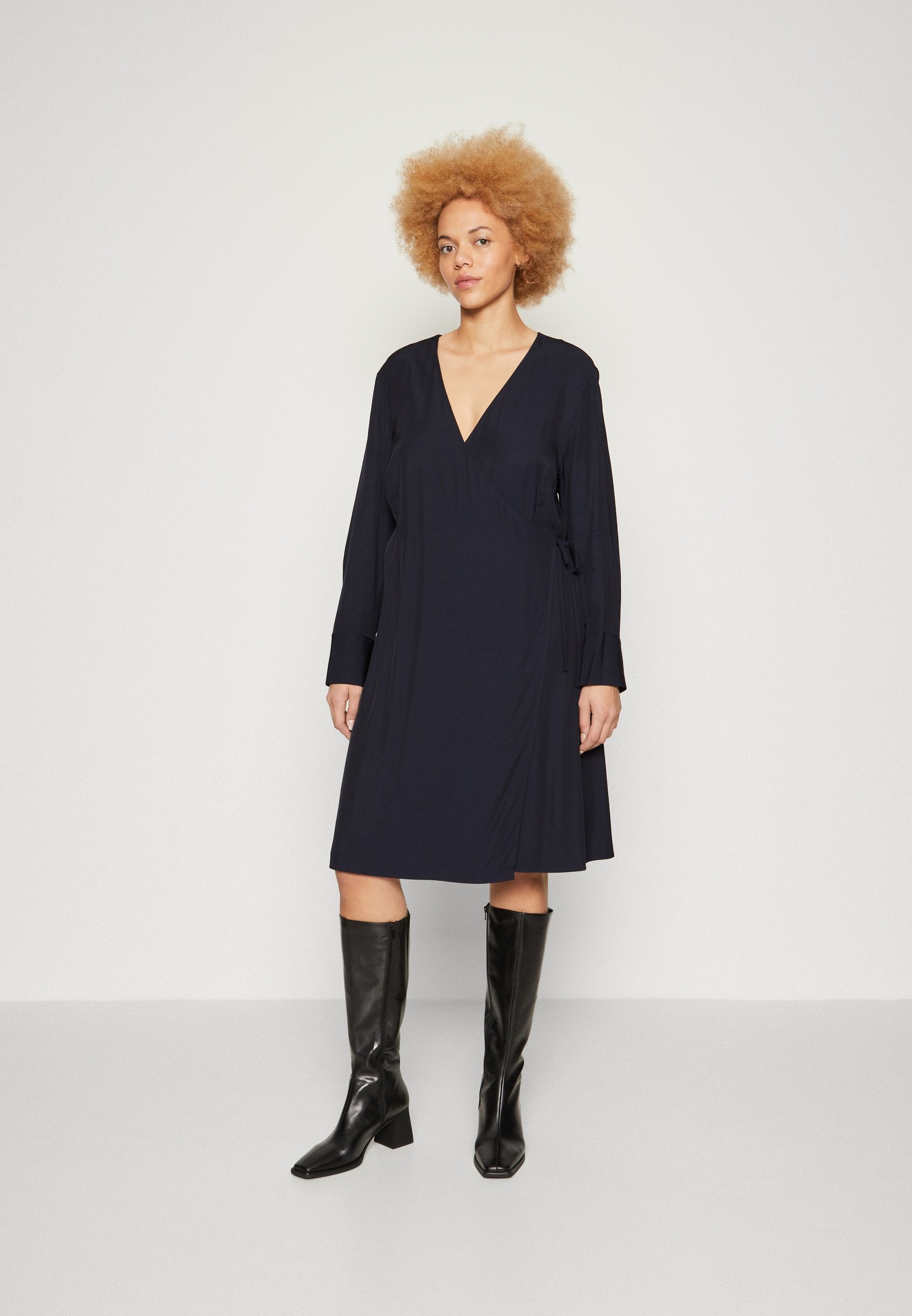 SEAL KNEE DRESS Media 3