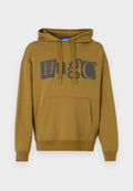 Olivgrüne Kapuzenpullover mit großem "HUGO"-Logo in Dunkelgrau. Verfügt über eine vordere Kängurutasche sowie gerippte Bündchen und Saum.
