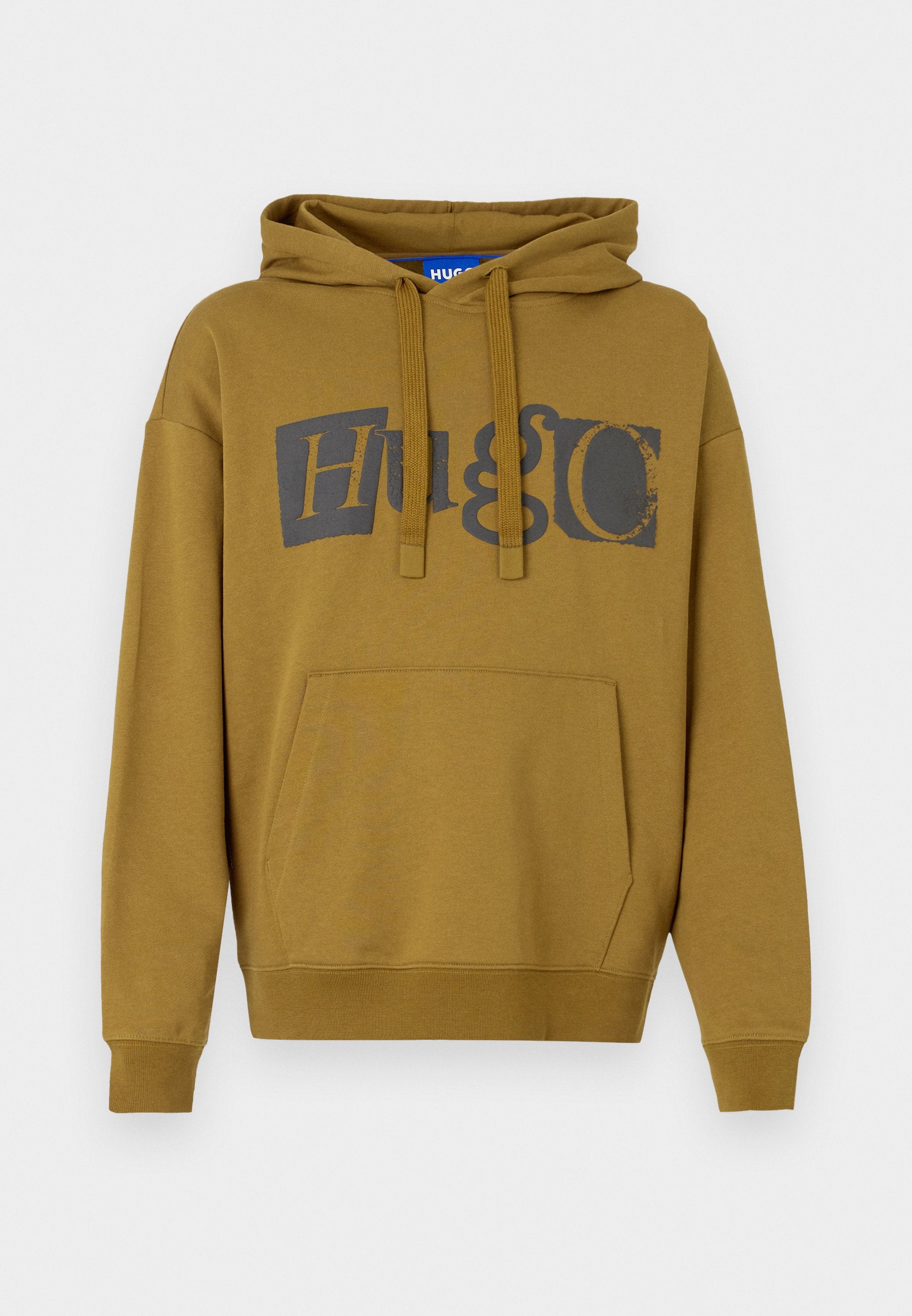 Olivgrüne Kapuzenpullover mit großem "HUGO"-Logo in Dunkelgrau. Verfügt über eine vordere Kängurutasche sowie gerippte Bündchen und Saum.