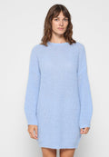 Helles blaues Strickkleid aus weichem Material, mit langen Ärmeln und rundem Halsausschnitt, locker geschnitten und mit minimaler Detailgestaltung.