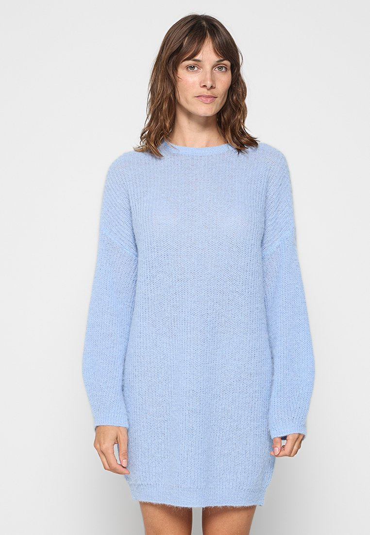 Helles blaues Strickkleid aus weichem Material, mit langen Ärmeln und rundem Halsausschnitt, locker geschnitten und mit minimaler Detailgestaltung.