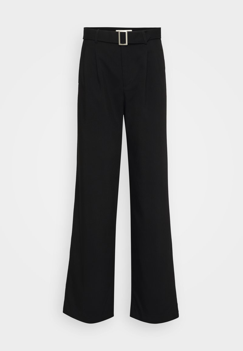 Schwarze weit geschnittene Hosen aus leichtem Stoff, mit glatter Oberfläche, vorderen Falten und einem Gürtel mit einer quadratischen Metallschnalle.