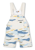 Weiße Overalls mit einem hellblauen, grünen und gelben Wellenmuster. Verfügt über verstellbare Träger, eine Fronttasche und ein Timberland-Logo-Patch.
