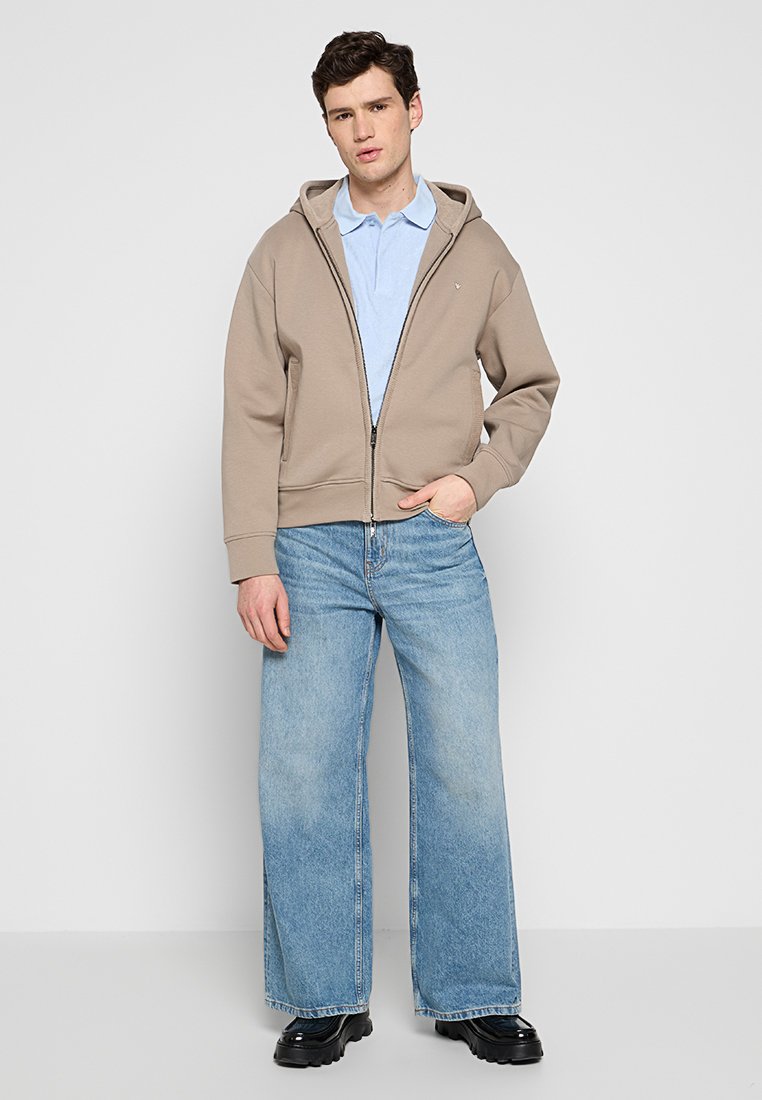 REGULAR FIT Media 2
