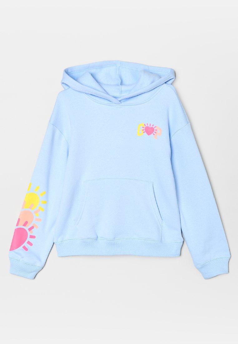 Hellblauer Hoodie mit Kängurutasche, mit bunten Sonnen- und Herzgrafiken auf der Brust und am linken Ärmel.