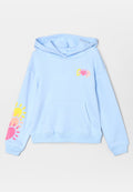 Hellblauer Hoodie mit Kängurutasche, mit bunten Sonnen- und Herzgrafiken auf der Brust und am linken Ärmel.