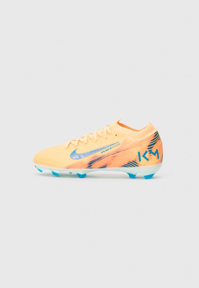 Nike Fußballschuh in leuchtend orangefarbenem Obermaterial mit blauen Akzenten. Ausgestattet mit leichtem, strukturiertem Material, einem niedrigprofiligen Design und mehrfarbigen Traktionsstollen.