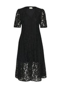Schwarzes Spitzenkleid mit kurzen Ärmeln, V-Ausschnitt, vorderen Knöpfen und Blumenmustern. Fließende Silhouette, knielang mit einer geschichteten Textur.