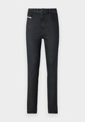Schwarze Denim-Jeans mit schlanker Passform. Zu den Merkmalen gehören fünf Taschen, ein Reißverschluss und ein dezenter Logoanhänger an der vorderen Tasche.