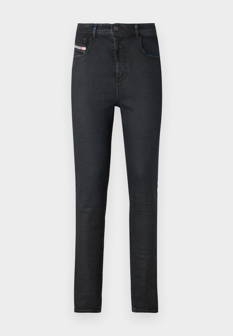 Schwarze Denim-Jeans mit schlanker Passform. Zu den Merkmalen gehören fünf Taschen, ein Reißverschluss und ein dezenter Logoanhänger an der vorderen Tasche.