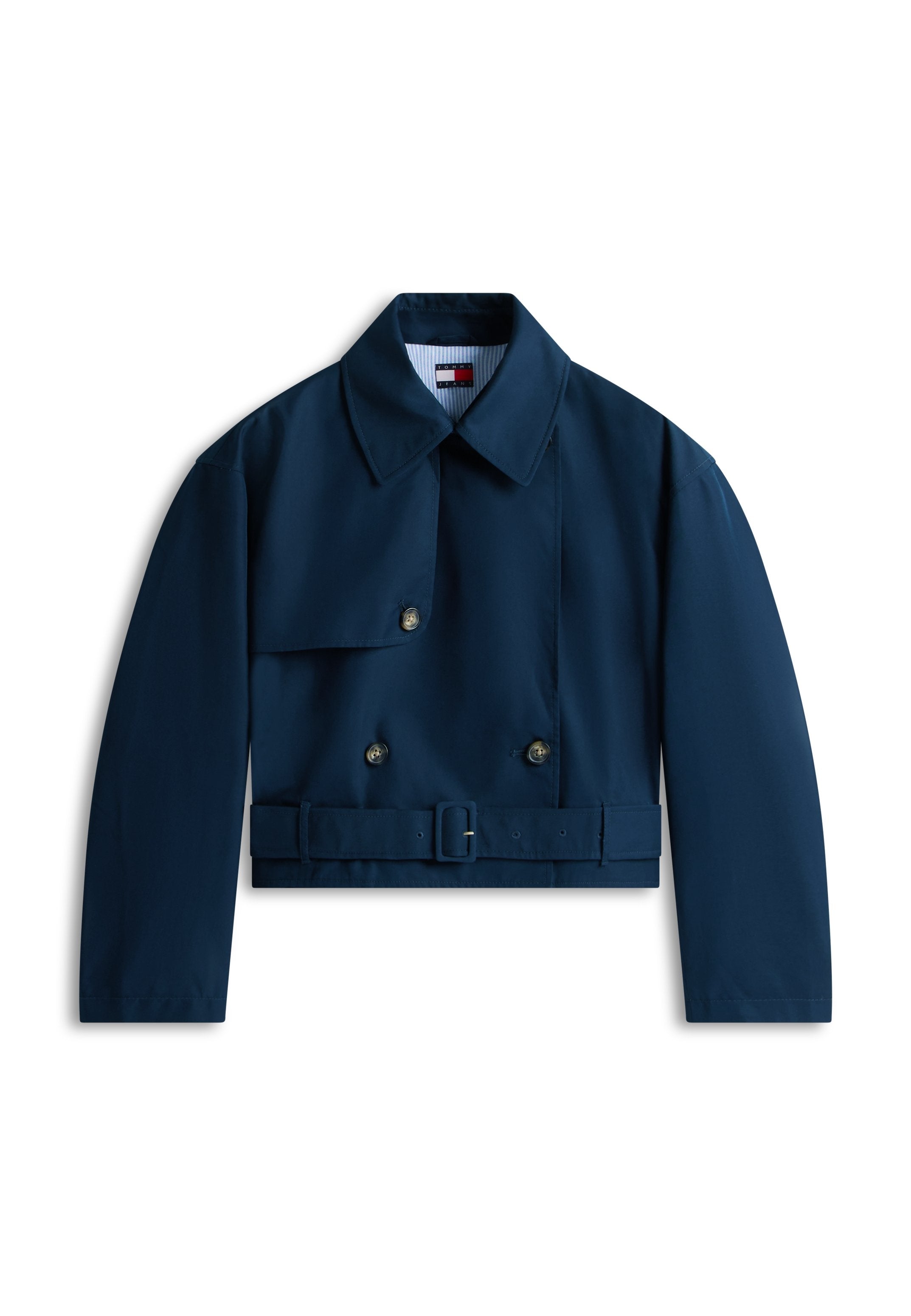 Marineblauer, kurzer Trenchcoat mit weitem Kragen, doppelreihigen Knöpfen, tailliertem Gürtel und langen Ärmeln vor weißem Hintergrund.