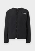 Schwarze Jacke mit kurzem Reißverschluss und rundem Halsausschnitt, mit dem weißen Logo von The North Face auf der linken Brust. Leichter Stoff, lange Ärmel, ohne Muster.