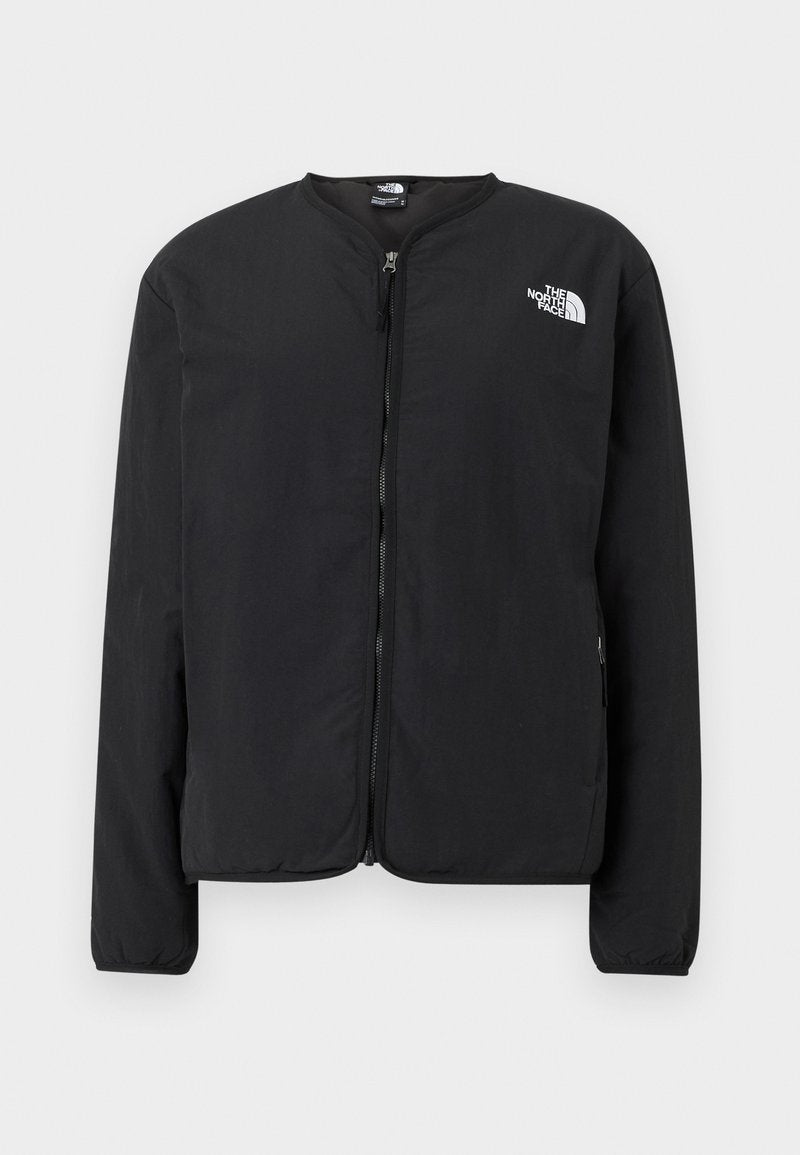 Schwarze Jacke mit kurzem Reißverschluss und rundem Halsausschnitt, mit dem weißen Logo von The North Face auf der linken Brust. Leichter Stoff, lange Ärmel, ohne Muster.