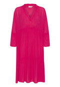 Rosa, transparente, knielanges Kleid mit V-Ausschnitt, gerüschtem Halsausschnitt, Dreiviertelärmeln und einem gestuften Rockdesign. Leichter Stoff.