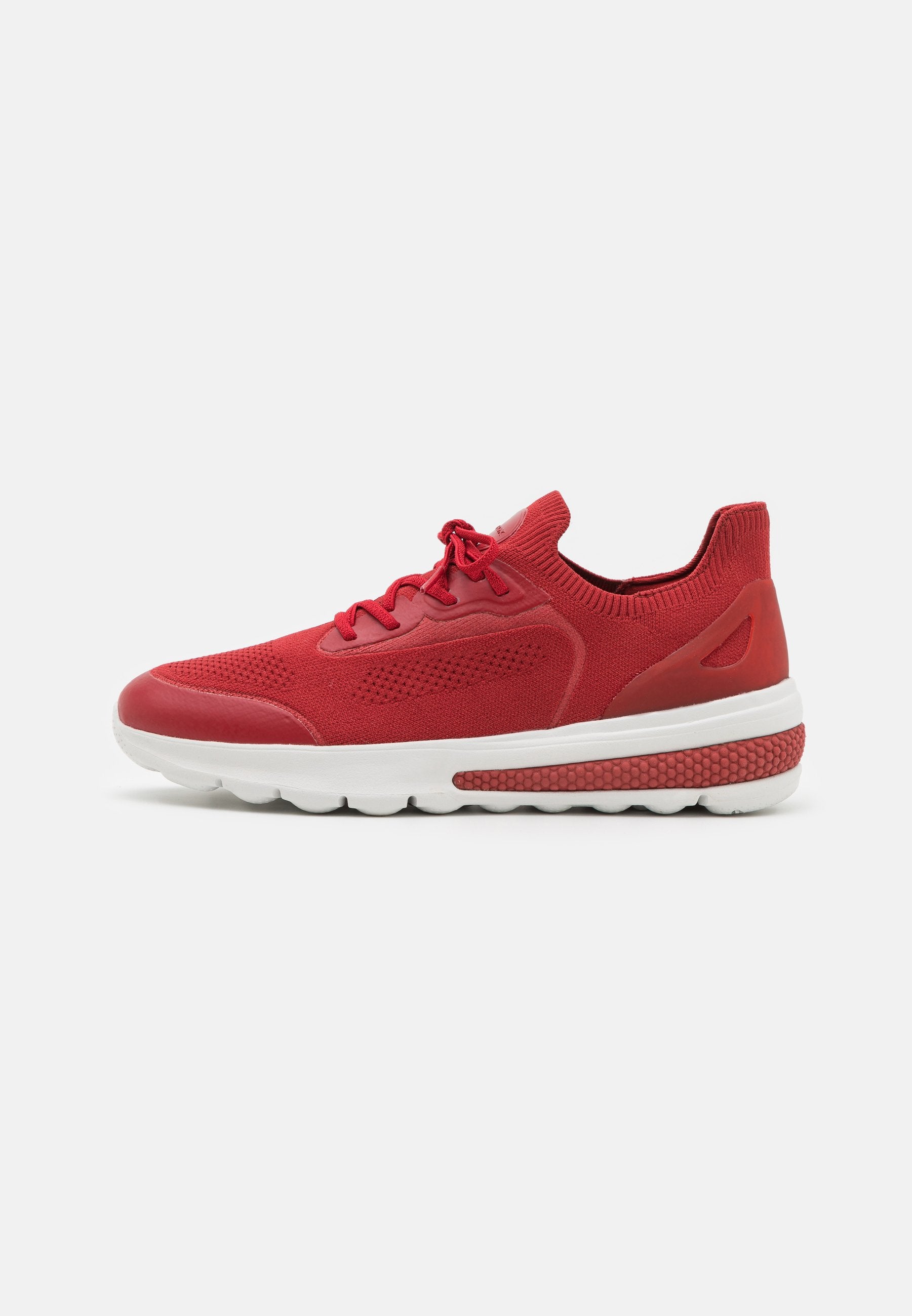 Rote Sport Schuhe mit einem oberen Teil aus Mesh, Gummisohle und strukturierten Akzenten. Bieten eine enge Passform und ein schnürbares Design, geeignet für aktive Kleidung.