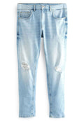 Helle blaue Denim-Jeans mit slim fit, die zwei Fronttaschen, sichtbare Nähte und distressed Details mit ausgefransten Patches aufweisen.