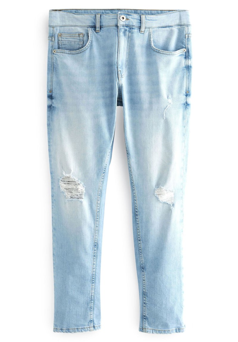 Helle blaue Denim-Jeans mit slim fit, die zwei Fronttaschen, sichtbare Nähte und distressed Details mit ausgefransten Patches aufweisen.