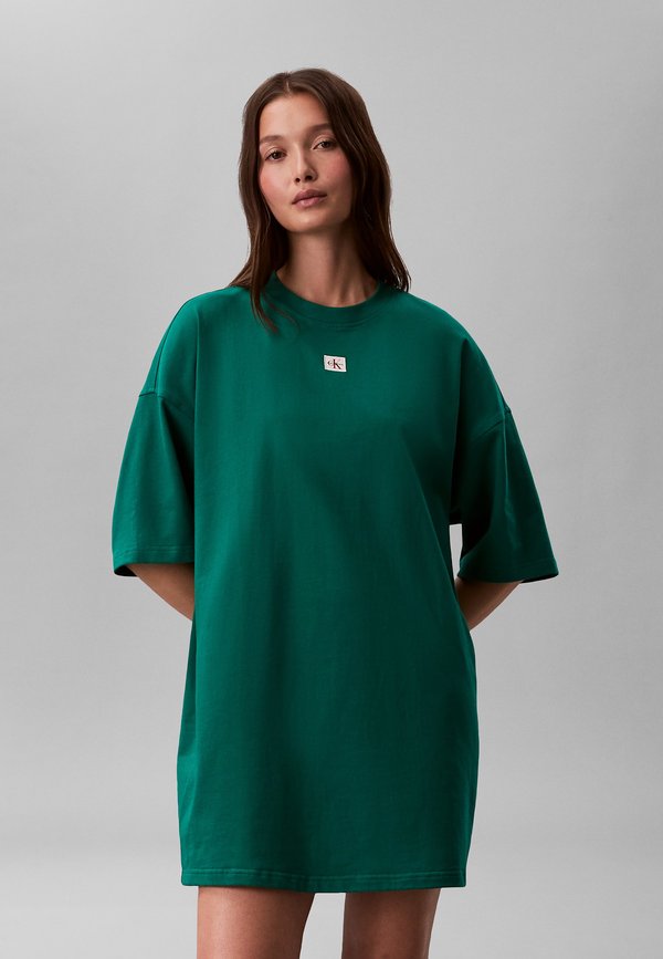 Calvin Klein Jeans LABEL - T-Shirt Dress - enchanted forest
