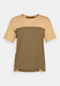 Kurze Ärmel Crew Neck T-Shirt mit beigem Oberteil und olivgrünem Unterteil, das ein kleines Logo auf der Brust zeigt.