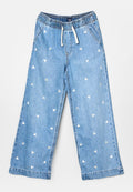Hellblaue Jeans mit weitem Bein, elastischem Bund und Kordelzug, verziert mit verstreuten weißen, herzförmigen Stickakzenten.