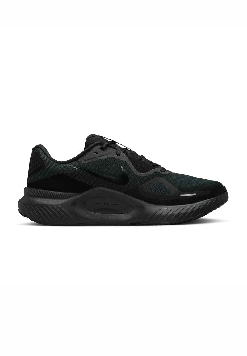 Schwarzer und dunkelgrüner Sneaker mit Mesh- und synthetischem Obermaterial, gepolsterter Sohle, strukturierten Akzenten und reflektierenden Details an der Seite.
