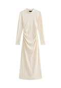 Langärmliges cremefarbenes, geripptes Midi-Kleid mit hohem Ausschnitt und gerafftem Detail an der Taille, auf einem weißen Hintergrund präsentiert.