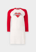 Langärmliges Kleid mit einem weißen Oberteil, roten Ärmeln und einem Herzgrafik, die den Text "tommy girl" und Punkte zeigt. Hergestellt aus Baumwollmaterial.
