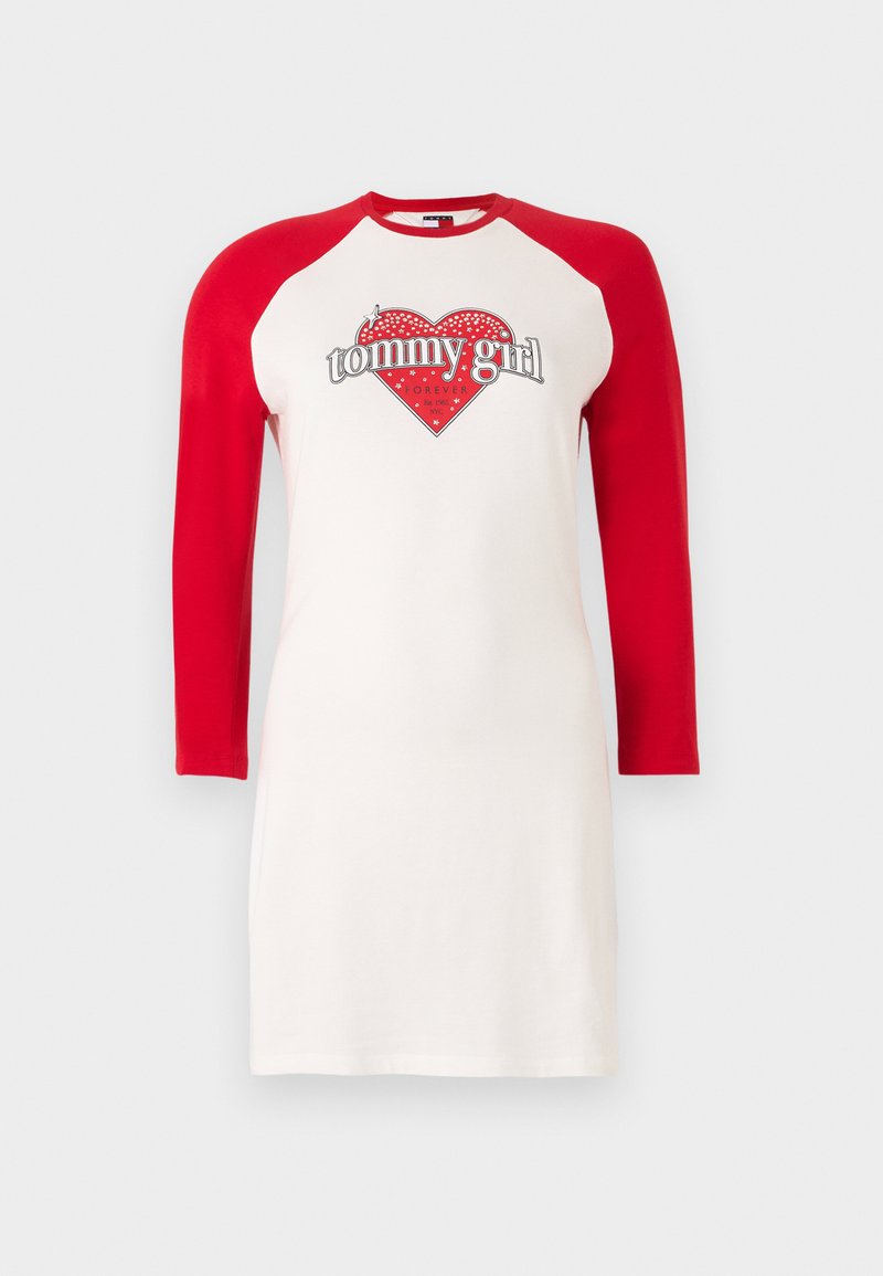 Langärmliges Kleid mit einem weißen Oberteil, roten Ärmeln und einem Herzgrafik, die den Text "tommy girl" und Punkte zeigt. Hergestellt aus Baumwollmaterial.