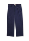 Marineblaue Hose aus Baumwolle, mit einem Knopfverschluss, zwei vorderen Taschen und einer seitlichen Cargotasche für zusätzlichen Nutzen.