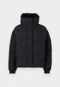 Schwarze Steppjacke mit hohem Kragen, Kunstpelzbesatz und elastischen Bündchen. Verfügt über einen Frontreißverschluss und zwei Seitentaschen.